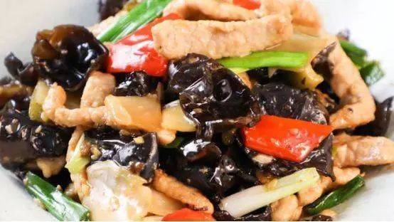 英亚官方网站_
美食优选：木瓜炒肉 蒸蛤蜊 糖醋鲤鱼 酸辣藕片的做法(图1)