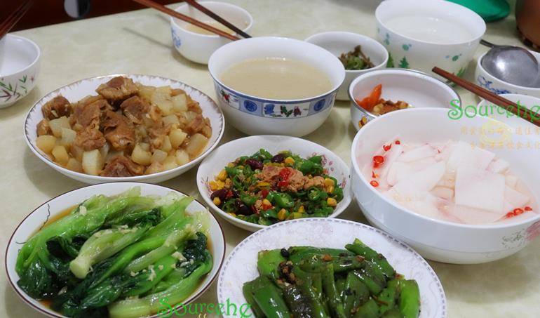 英亚官方网站-
开学了 晚餐四菜一汤一道小吃 50分钟做好 荤素搭配孩子爱吃！(图1)